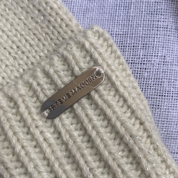 Steve Madden NWOT  winter hat and gloves set. - Picture 3 of 8